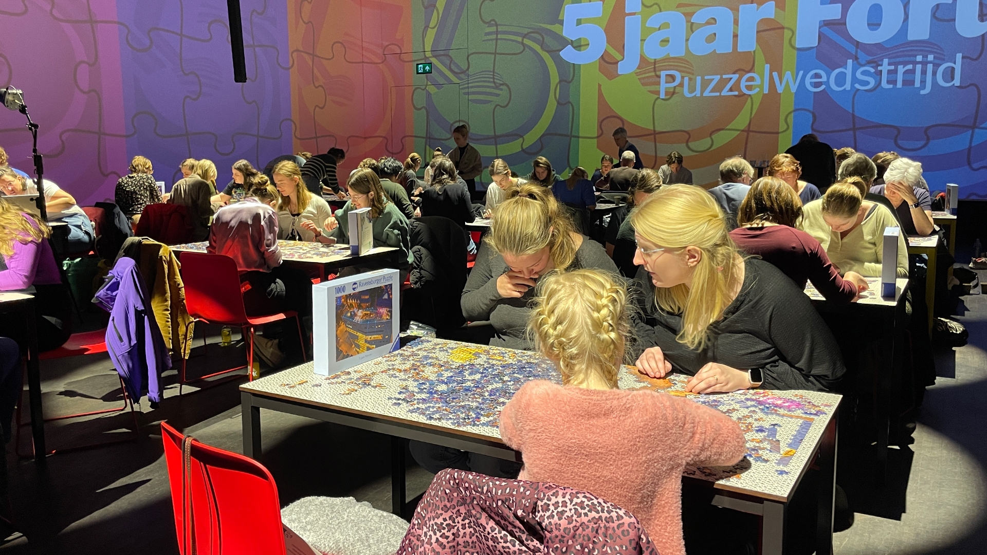 Er wordt fanatiek gepuzzeld.