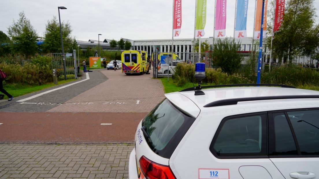 De ambulance en politie bij sportcentrum Kardinge