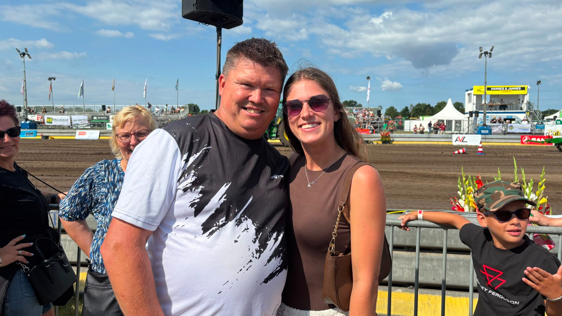 Gerard en Debby staan me de familie om opa aan te moedigen