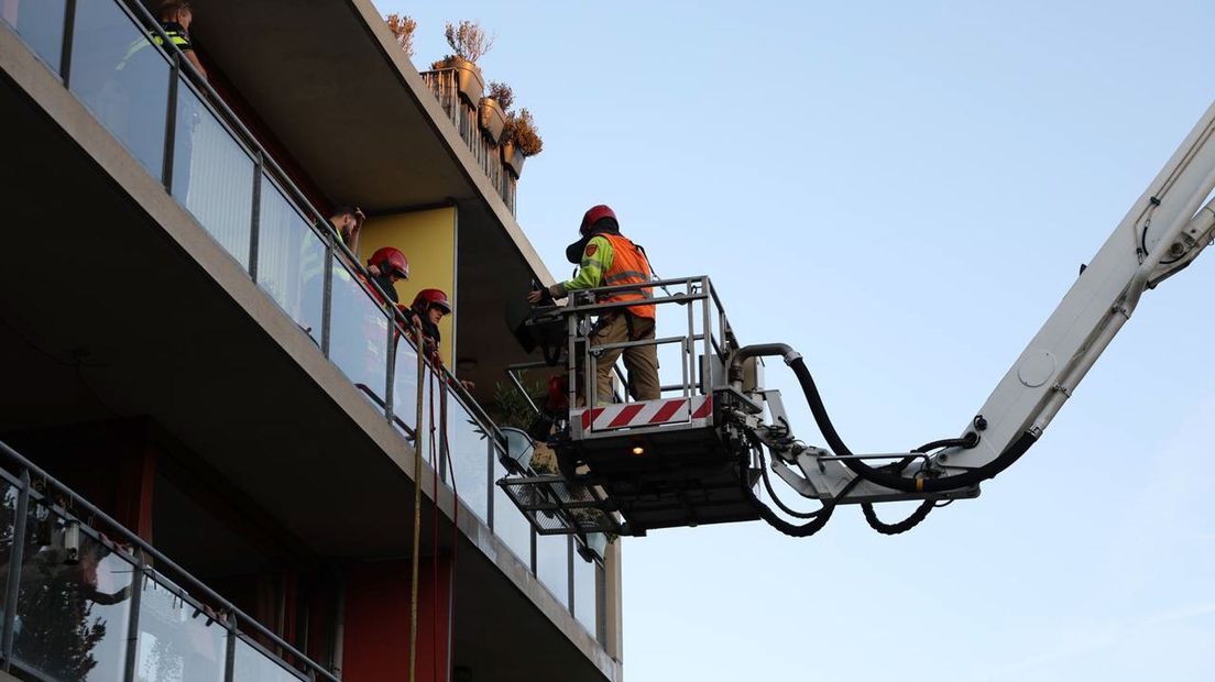 De brandweer op het balkon