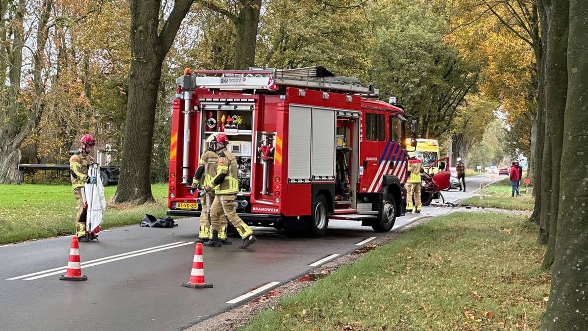 112 Nieuws: Bestuurder overleden bij ongeluk Vollenhove | Bestelwagen vliegt tijdens het rijden in b