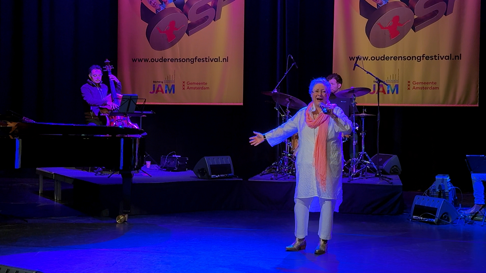 Regiogenoten grijpen naast finaleplek Ouderen Songfestival: 'Loes' raakt publiek in Houten wel