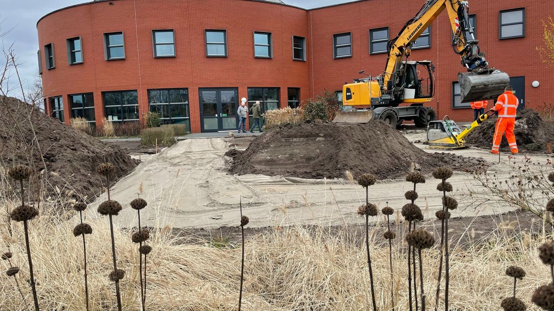 Bij De Spil wordt druk gewerkt aan de aanleg van de nieuwe pluktuin