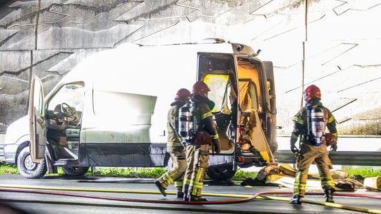 Zwaargewonde bij ongeval A12 Harmelen | A2 even dicht door brandend camperbusje. Zwaargewonde bij ongeval A12 Harmelen | A2 even dicht door brandend camperbusje.