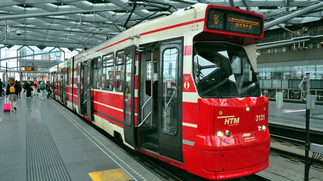 Een tram van HTM op het perron van Den Haag Centraal.