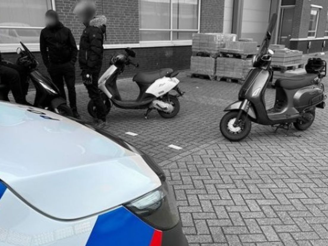 De politie controleerde meerdere jongeren op bromfietsen, die aan het crossen waren aan de Fennaweg in Barendrecht.