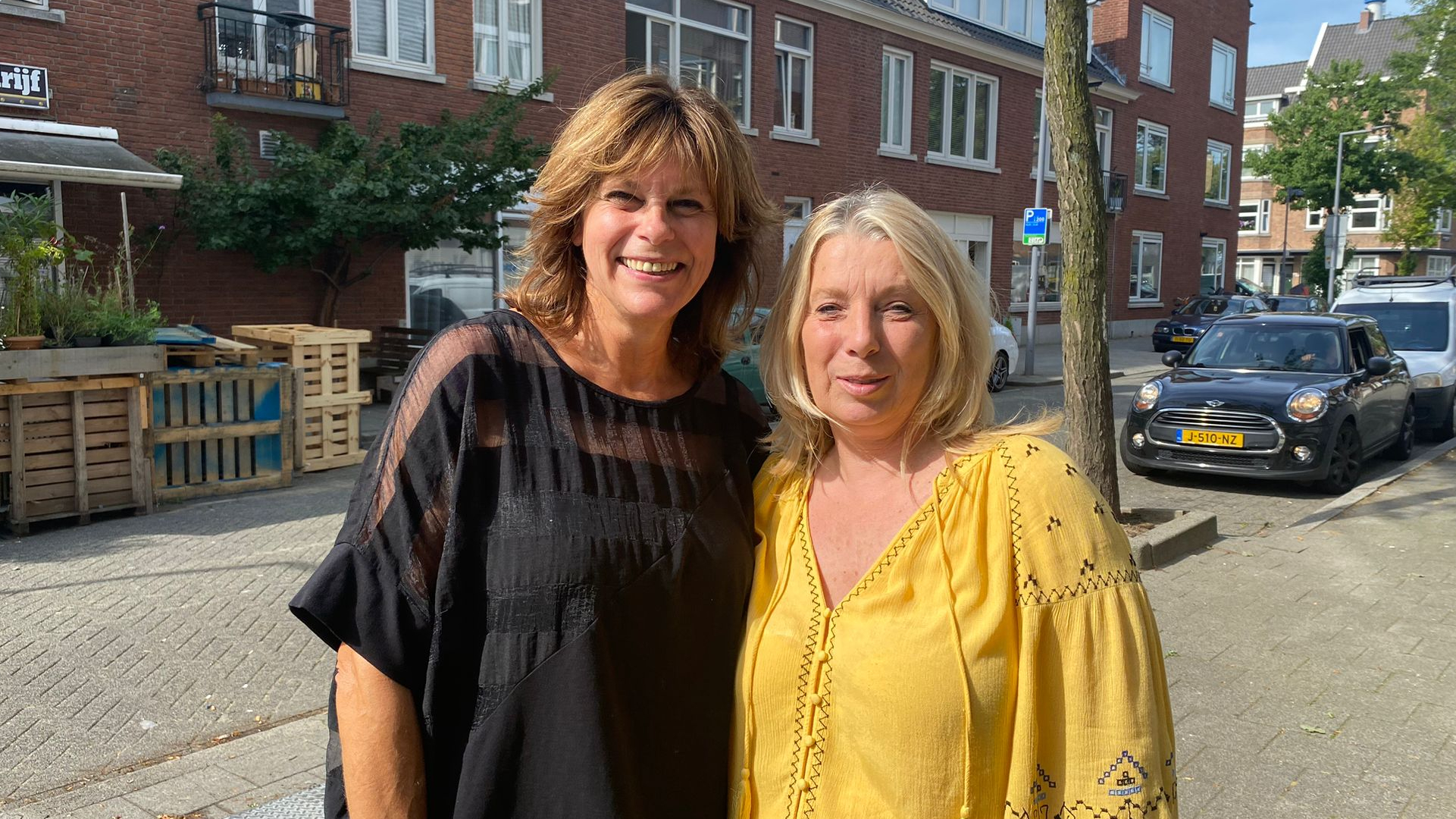 Angelique Suijkerbuijk (links) en Anita Barendregt schoten de buren te hulp