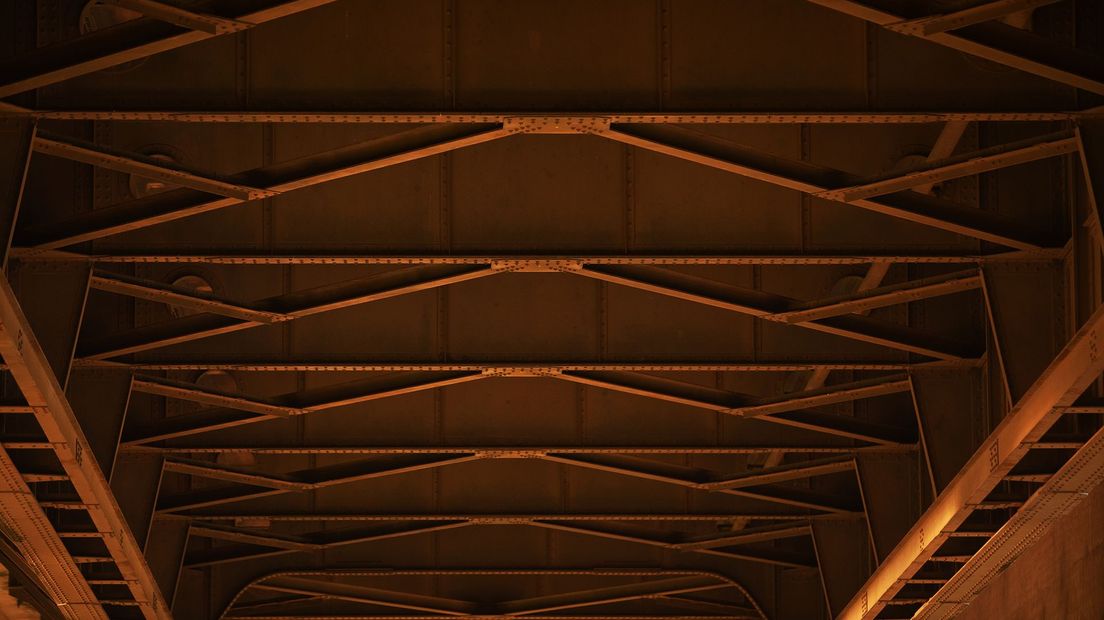 "Omdat de zon laag staat, krijg je licht terug van de grond", legt Marks uit. Ook op deze foto zie je het lijnenspel van de Lekbrug, waar hij zo van gecharmeerd is.