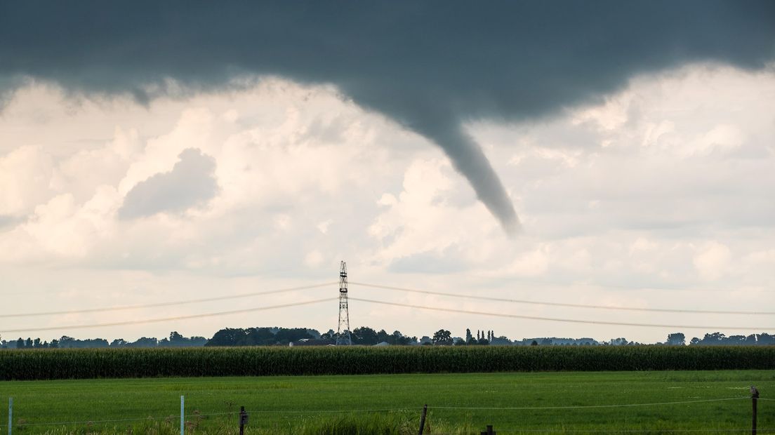 De waterhoos bij Zwolle; even werd er zelfs een dubbele gespot