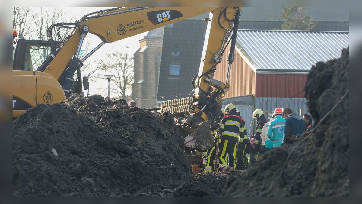 Gewonde bij bedrijfongeluk met graafmachine in Minnertsga