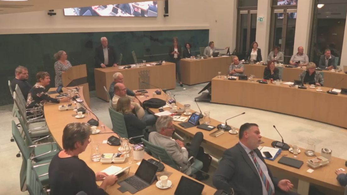 Een beeld uit de livestream van de raadsvergadering