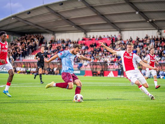 Lees mee: FC Emmen ondanks goal Quispel op achterstand