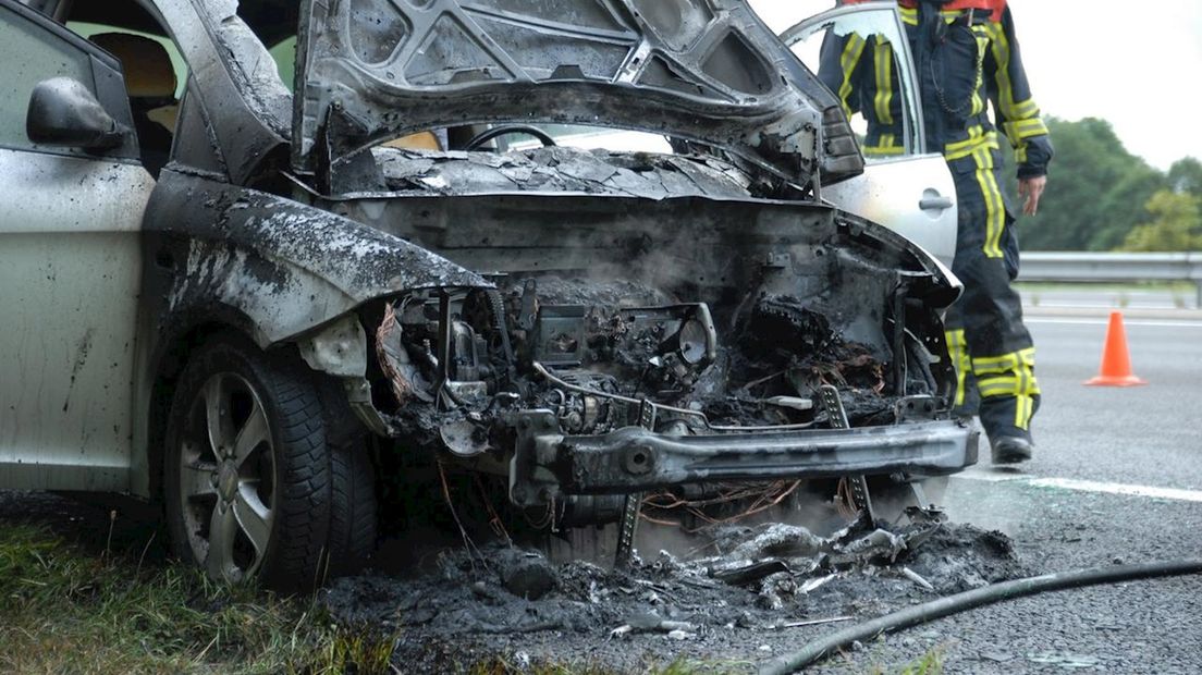 Auto uitgebrand op A35