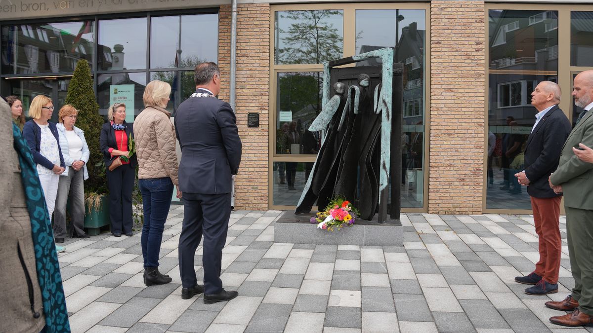 Leusden herdenkt bij verzetsmonument: 'Bloemen leggen geeft warm gevoel'