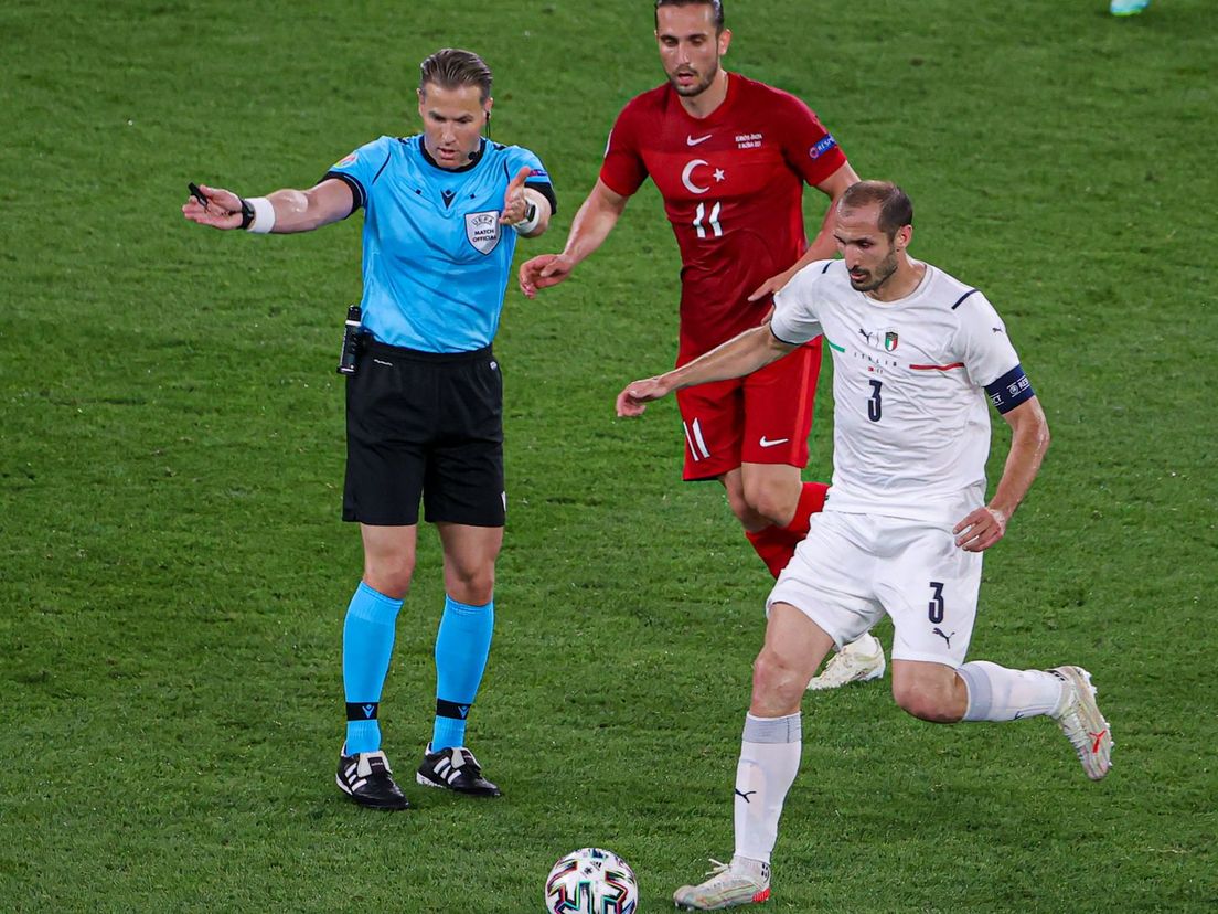 Danny Makkelie tijdens het EK-duel tussen Turkije (rood) en Italië (wit)