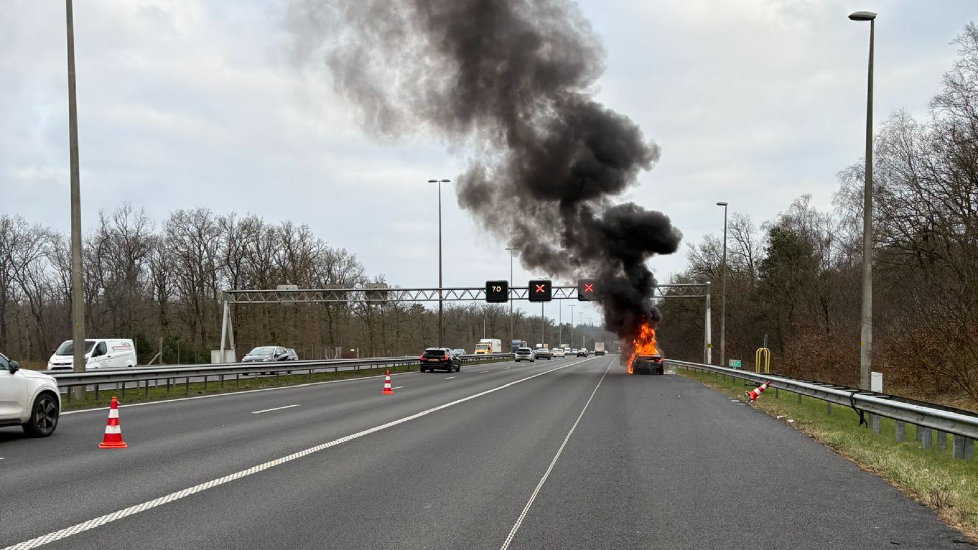 Auto in brand op vluchtstrook A50