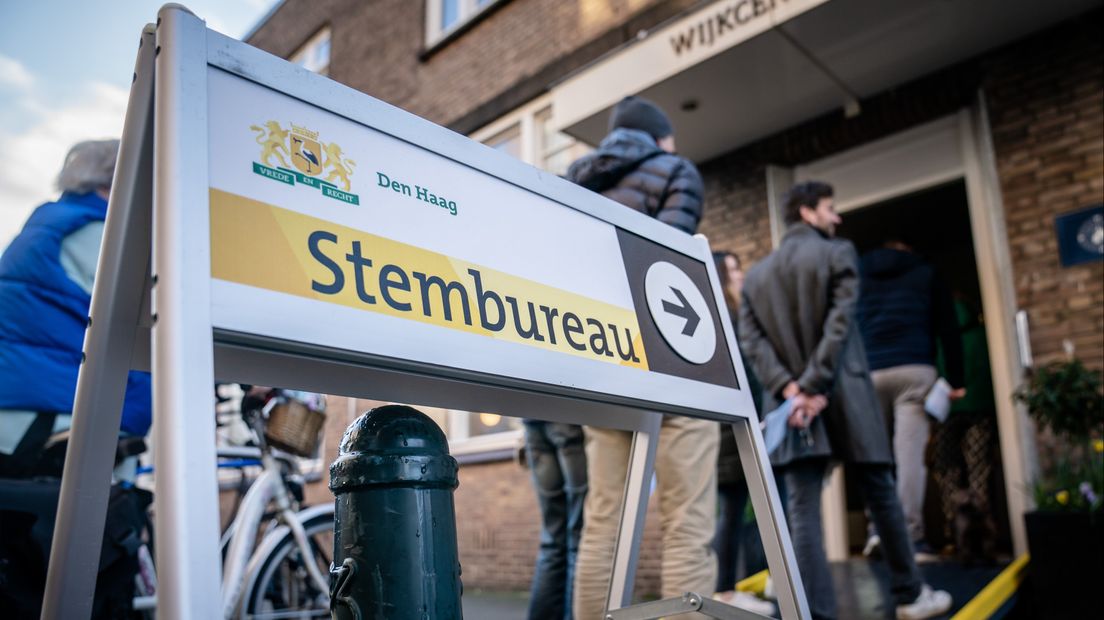 De opkomst bij verkiezingen is de laatste jaren laag in Den Haag. Veel mensen wantrouwen de politiek.