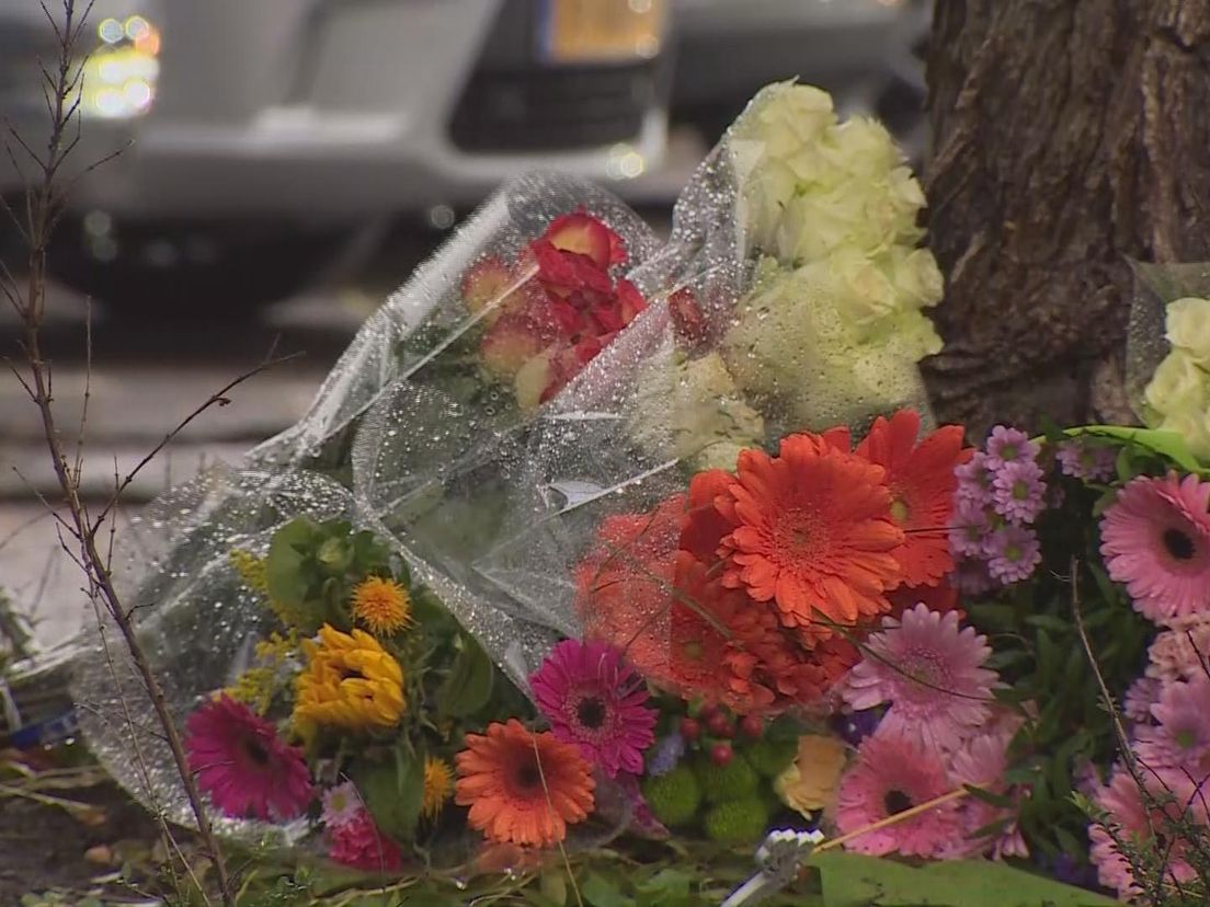 Bloemen bij de plek waar de 17-jarige Rozenburger overleed