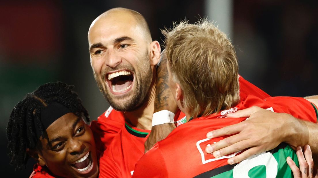 Bas Dost speelde sterk namens NEC.