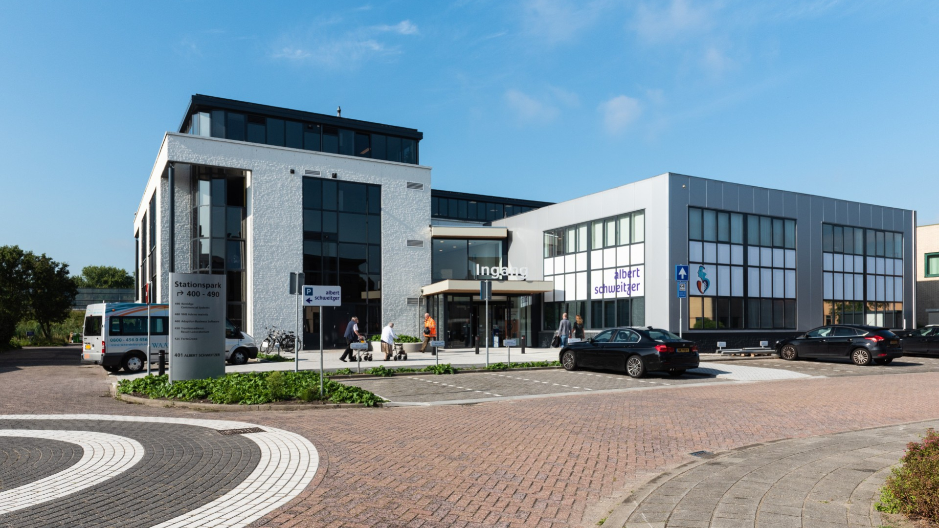 Het Albert Schweitzer ziekenhuis aan het Stationspark in Sliedrecht.