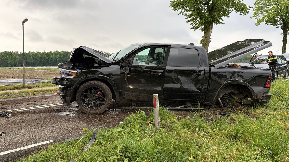Wiel in akker en flinke schade bij auto-ongeluk in Tienray