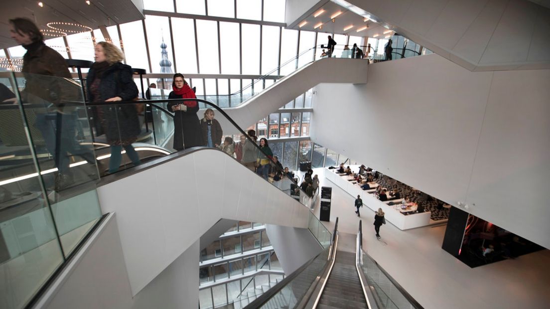 Bezoekers op de roltrappen in het Forum