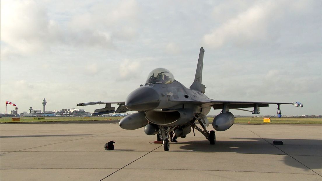 F16's fan Ljouwerter basis oefenje op Schiphol