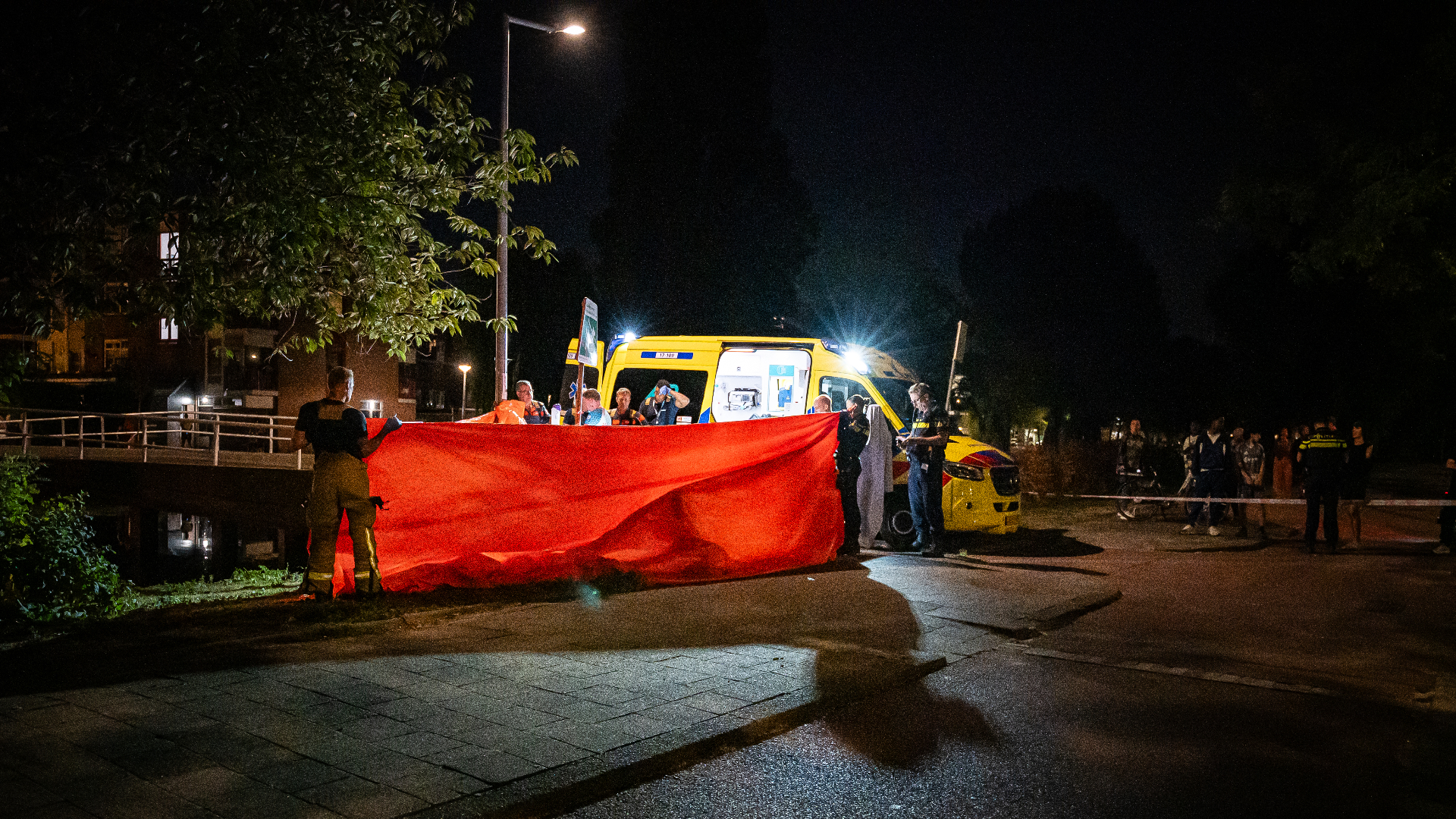 De hulpdiensten schermden het slachtoffer af met een doek