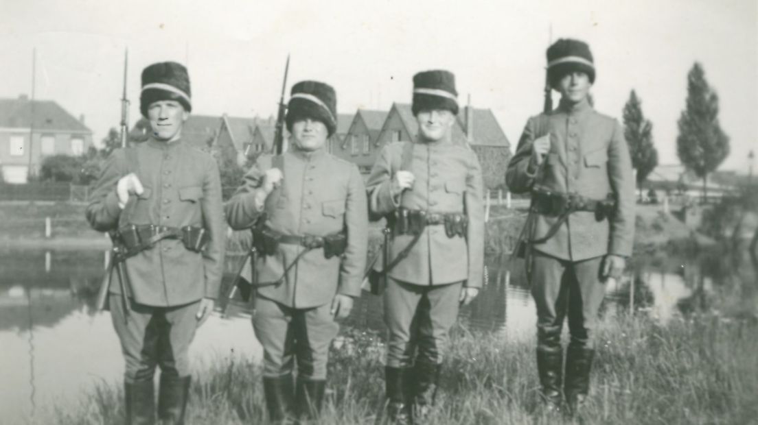 Militair opa Sieders als kozak, tweede van rechts.