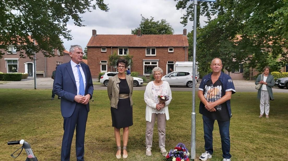 Wethouder Karel Bonsen bij de dochter, zus en zoon van Joep ter Haar.