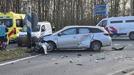 Meerdere gewonden bij botsing • fietser aangereden. Meerdere gewonden bij botsing • fietser aangereden.