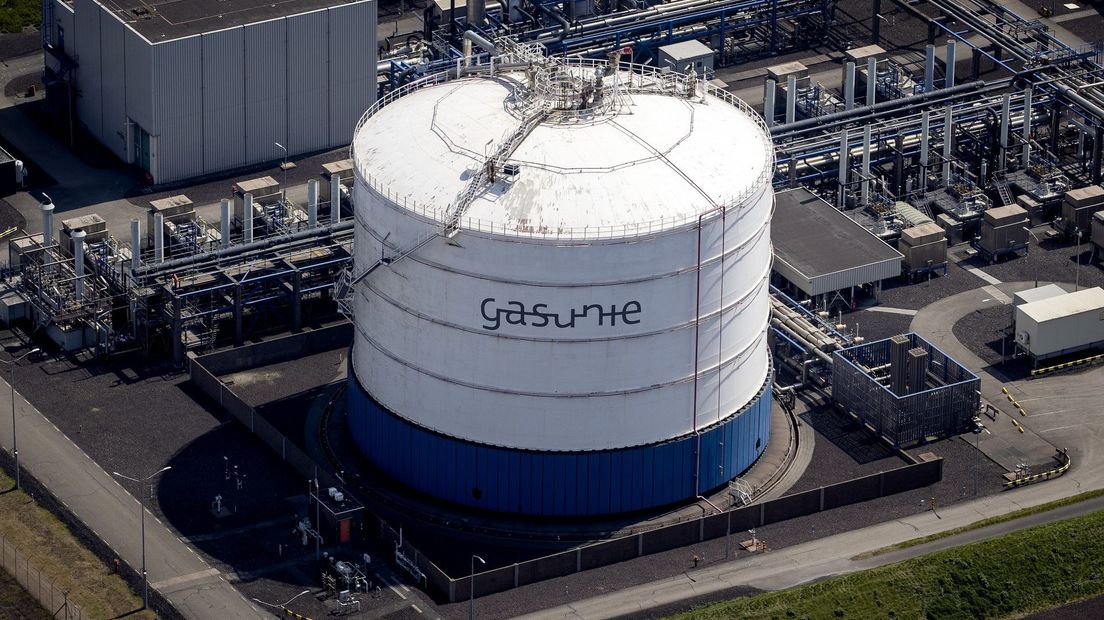 Luchtfoto van een LNG-installatie van Gasunie op de Maasvlakte in het Rotterdamse havengebied
