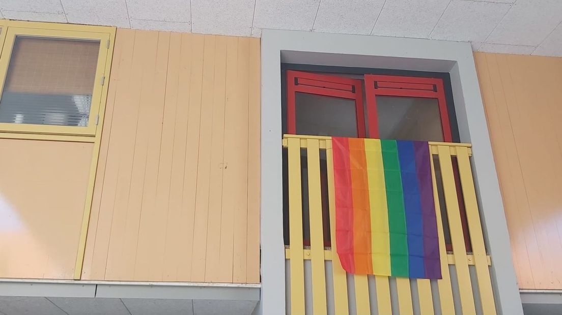 Bewoners van de Kasbah hebben regenboogvlaggen opgehangen om de diversiteit in hun buurt te onderstrepen.