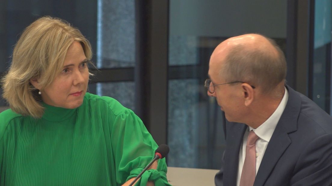 Minister Van Nieuwenhuizen in overleg met hoogste ambtenaar Dronkers