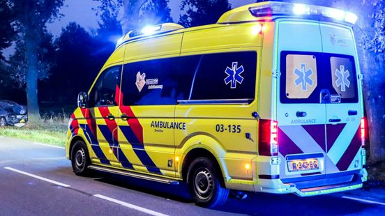 Automobilist gewond door botsing tegen boom bij Emmen. Automobilist gewond door botsing tegen boom bij Emmen.