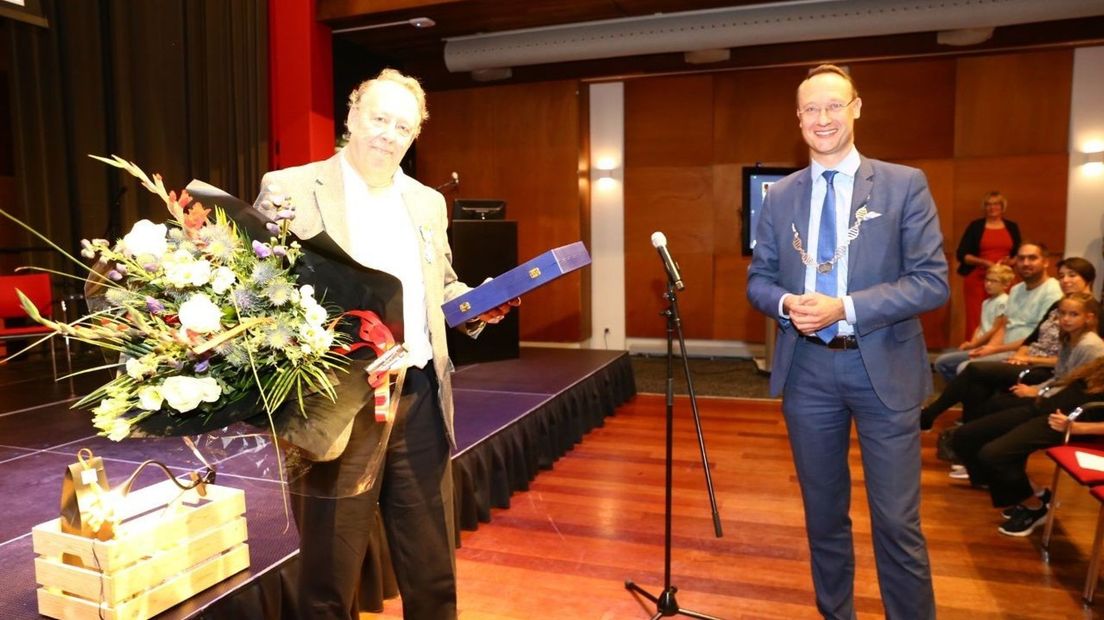 Marinus Verkuil en burgemeester Jan Seton (Rechten: Van Oost Media)