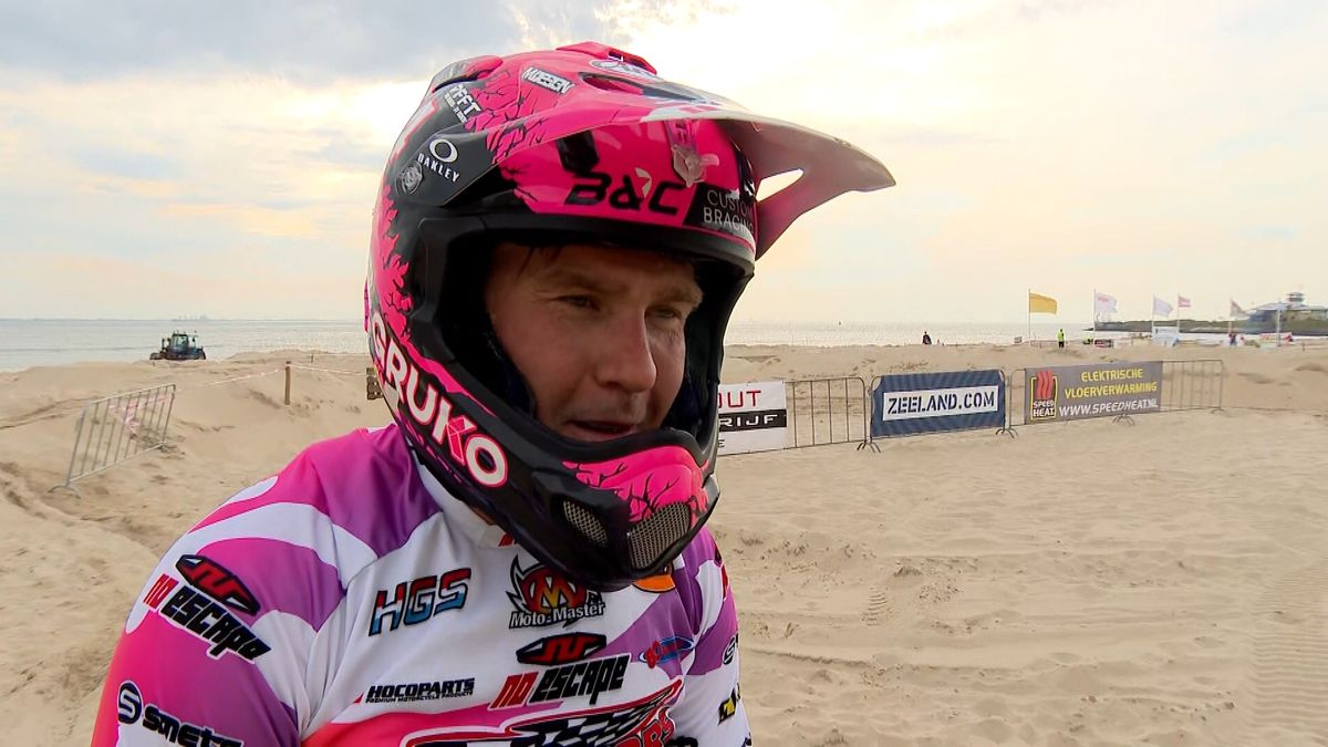 Duizenden mensen zien Brabander Micha Boy de Waal Strandcross in Vlissingen winnen