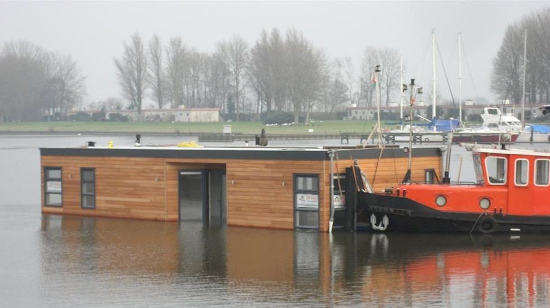 Woonark gezonken in Roggebotsluis