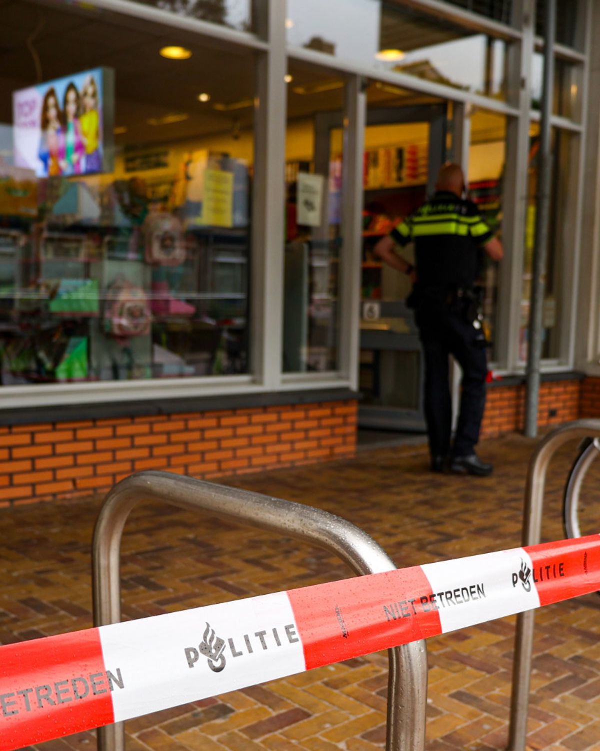 Overvallers slaan vlak voor sluitingstijd toe in boekenwinkel - Omroep West