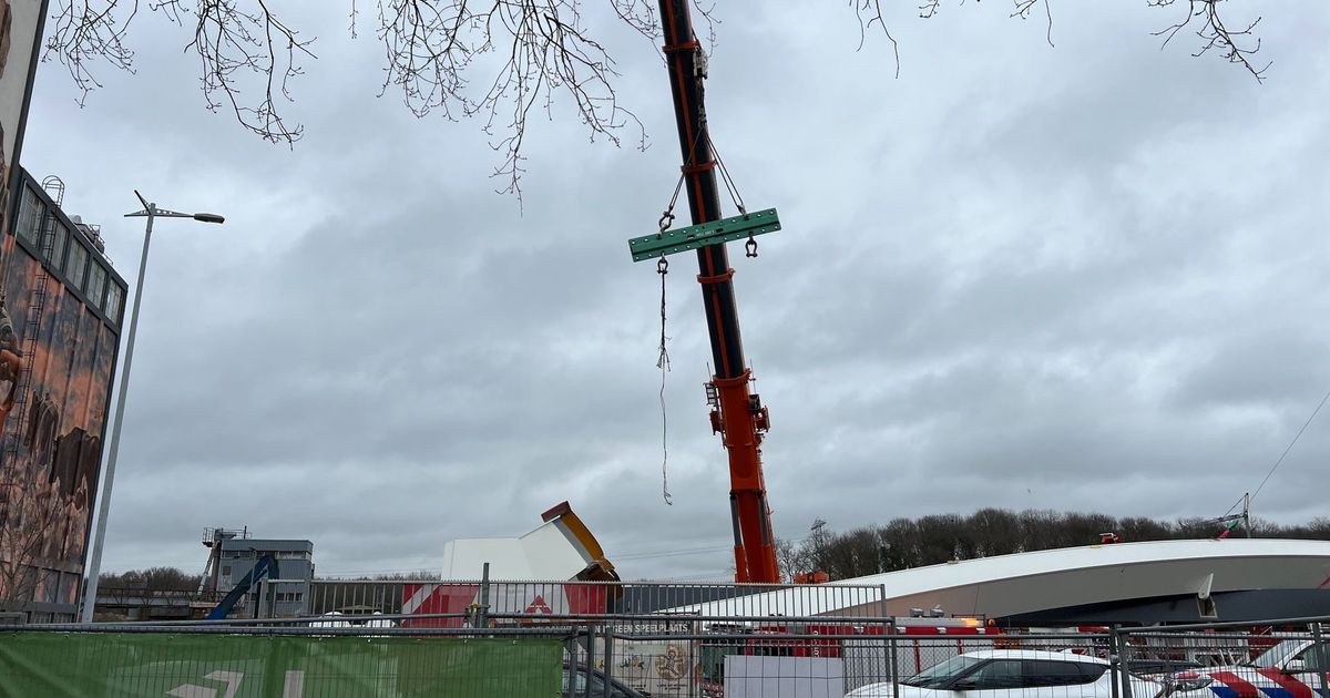 Kanaalbrug stort naar beneden, 'mensen onder brokstukken'