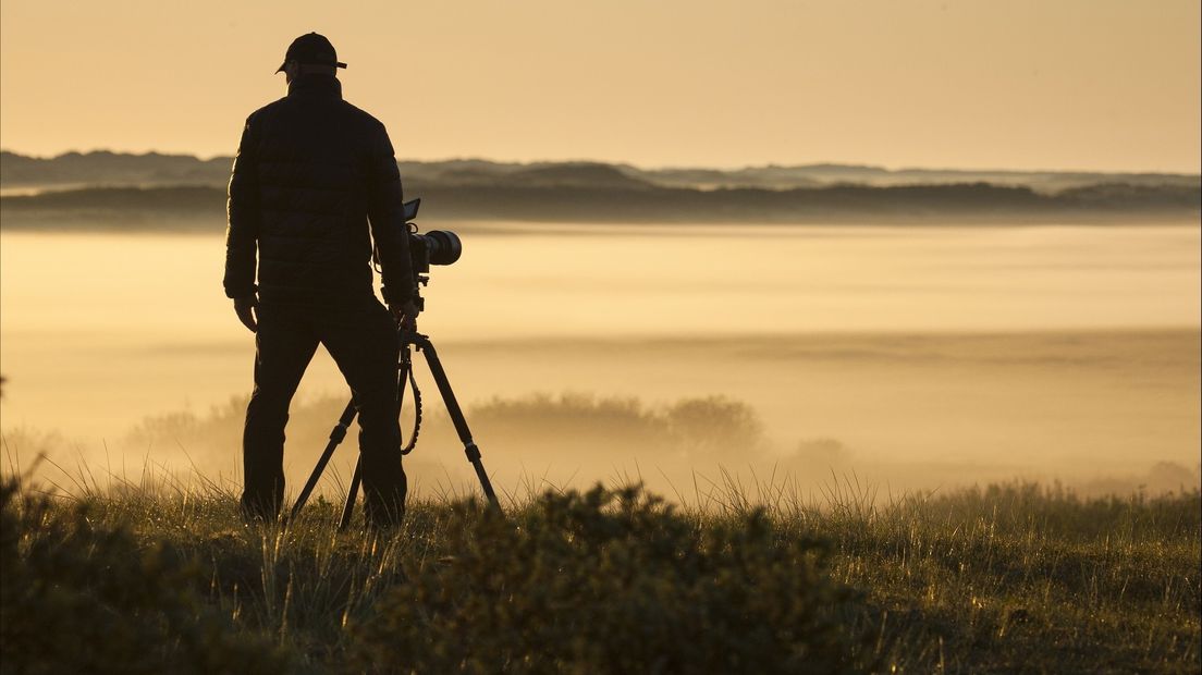 Filmmaker Ruben Smit filmt de wadden.