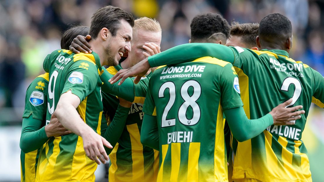 Vreugde bij ADO Den Haag na de 1-0 van Sheraldo Becker