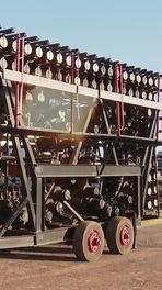 Carbidkanon met 116 melkbussen