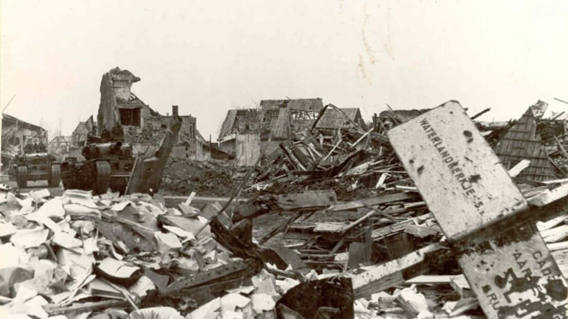 Deze zwart-witfoto van Oostburg in de Tweede Wereldoorlog siert de kaft van het boek