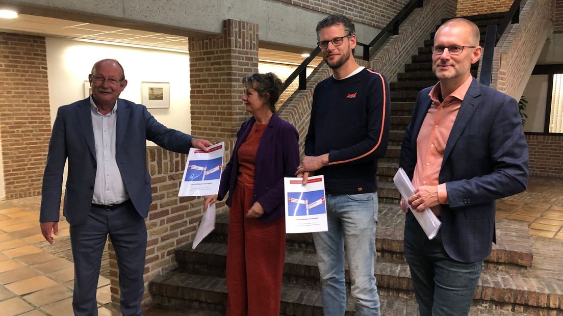 Femke Wolthuis, Tom Stienstra en Roelof Vochteloo (r) overhandigen burgemeester Klaas Smid het manifest