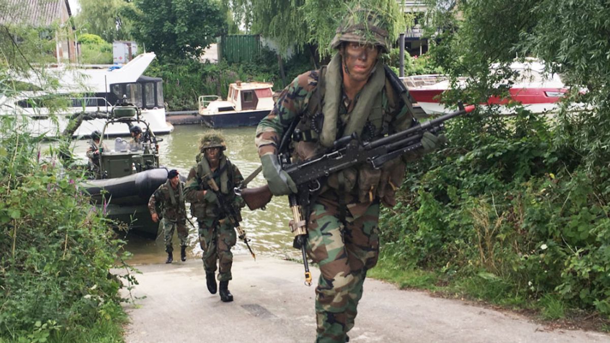 Mariniers in opleiding beginnen aan laatste oefening - Rijnmond