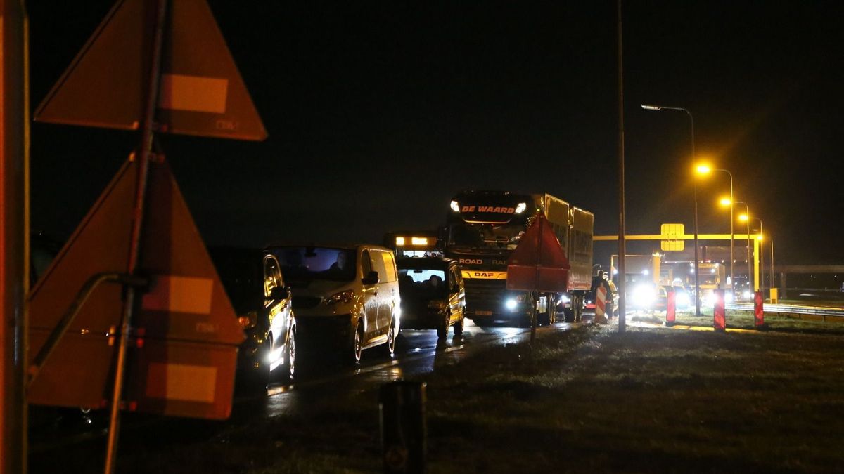 Storing brug Kornwerderzand zorgt voor oponthoud bij Afsluitdijk