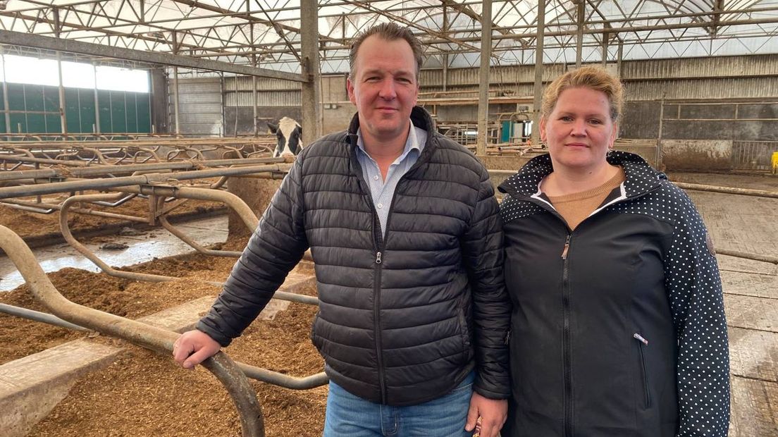 Alex en Gerrianne Maassen van den Brink in hun bijna lege koeienstal