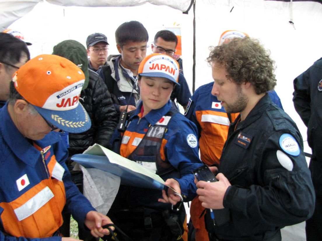 Nederlandse reddingsteam overlegt met hulpverleners uit Japan