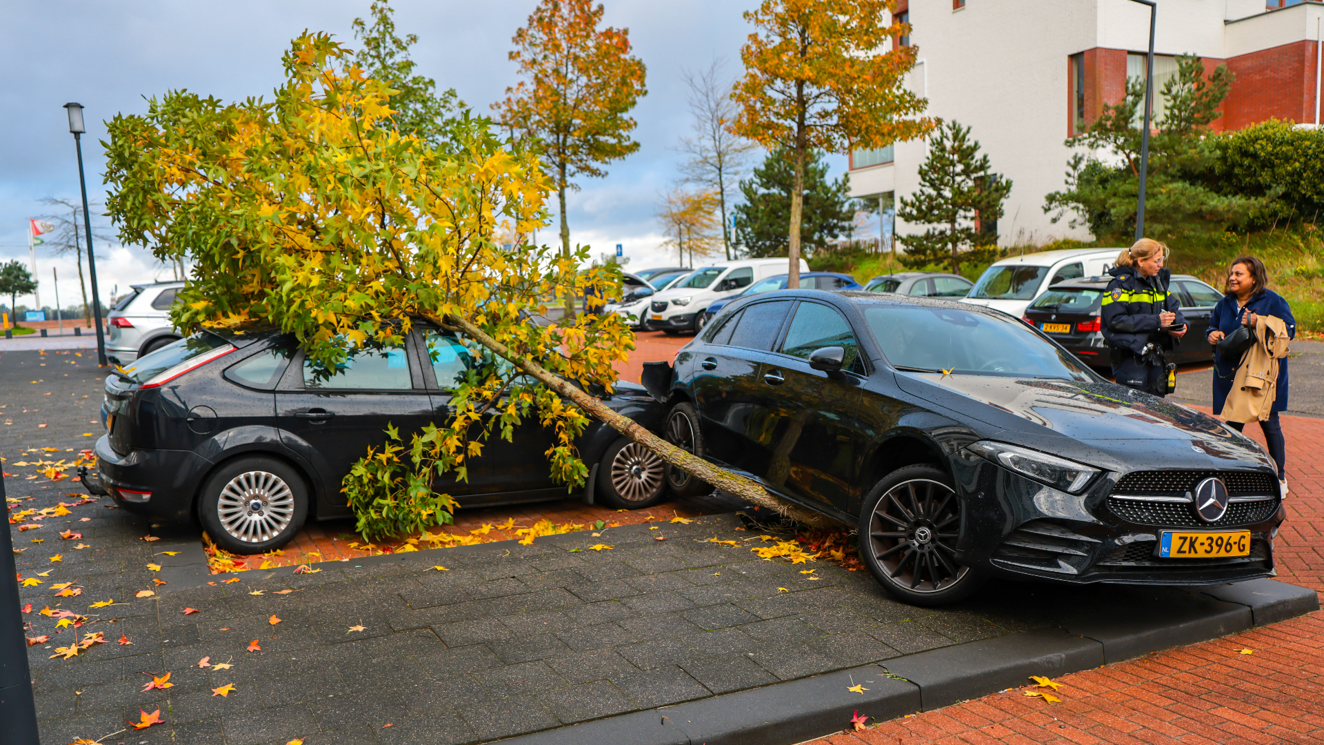 Een bergingsbedrijf zal de auto van de vrouw losmaken en meenemen.